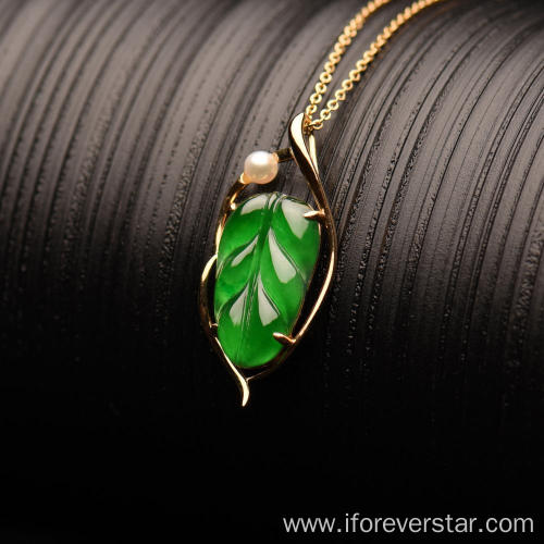 Ping an leaf natural emerald pendant